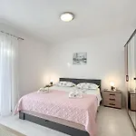 2 Bedroom Lovely In Apartmán Veliko Brdo (Makarska)
