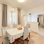 2 Bedroom Lovely In * Veliko Brdo (Makarska)